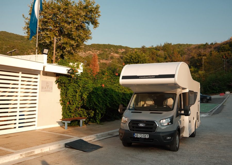 Autorulotă de închiriat No, Hai La Drum! – Ford Transit Nobel Art
