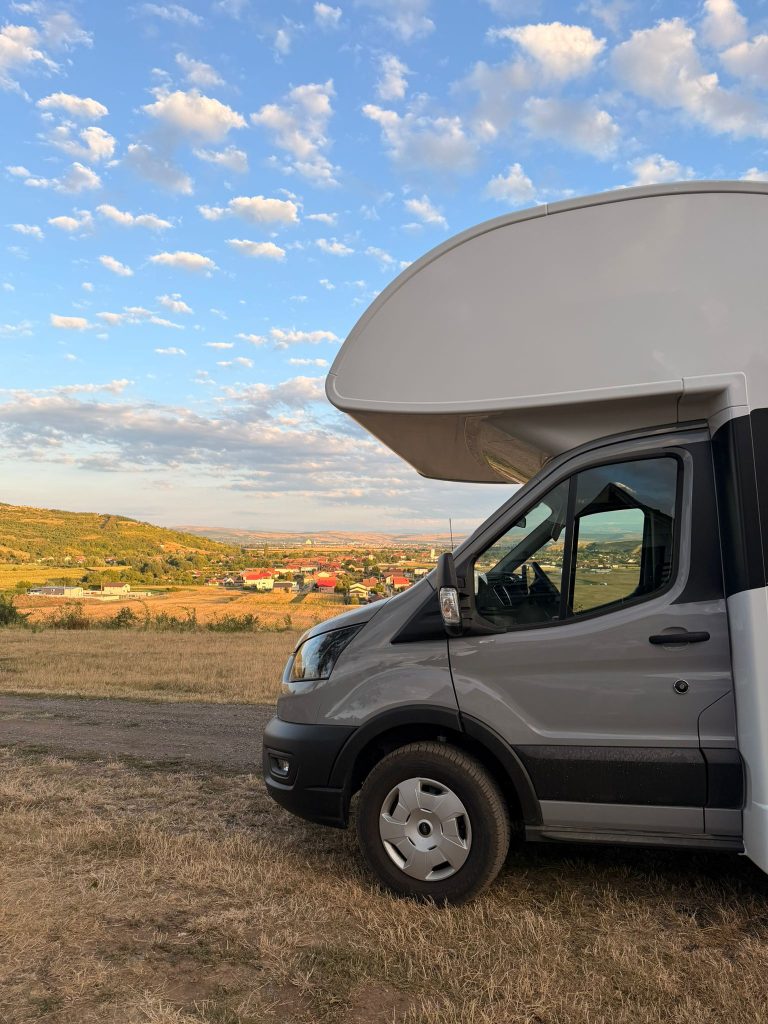 Autorulotă de închiriat No, Hai La Drum! – Ford Transit Nobel Art